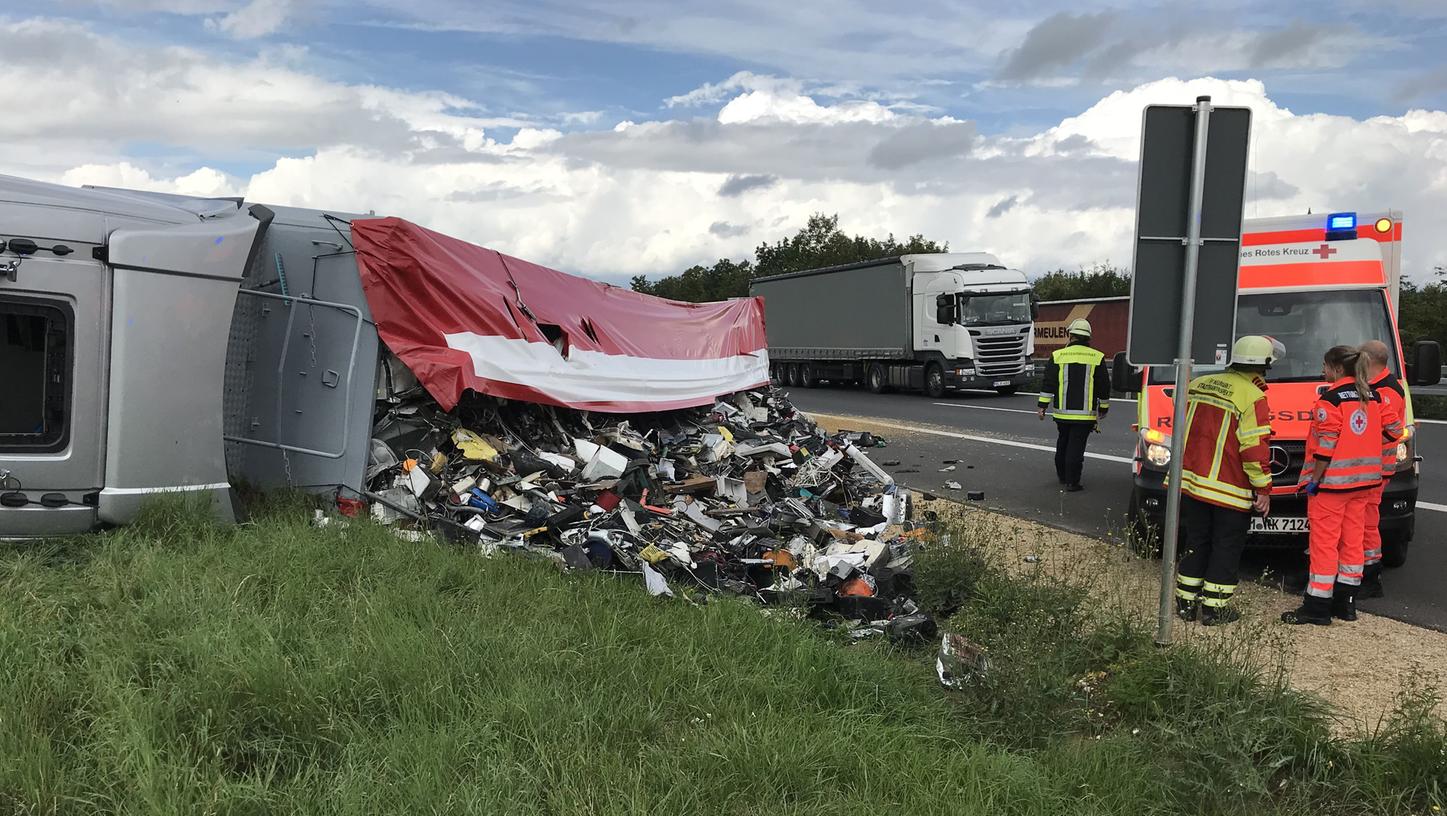 Lkw mit Elektroschrott kippt auf A 3 nahe Neumarkt um Lkw mit Elektroschrott kippt auf A 3 nahe Neumarkt um