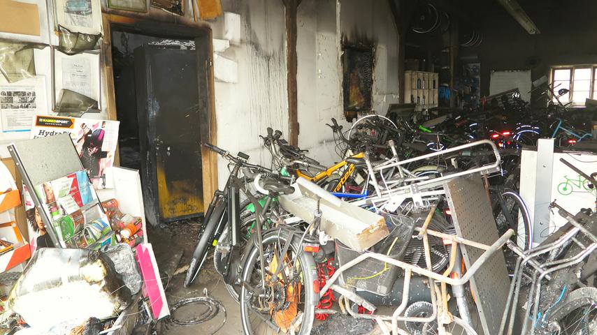 Verkokelte Räder und gefährliche Akkus: Feuer in E-Bike-Store