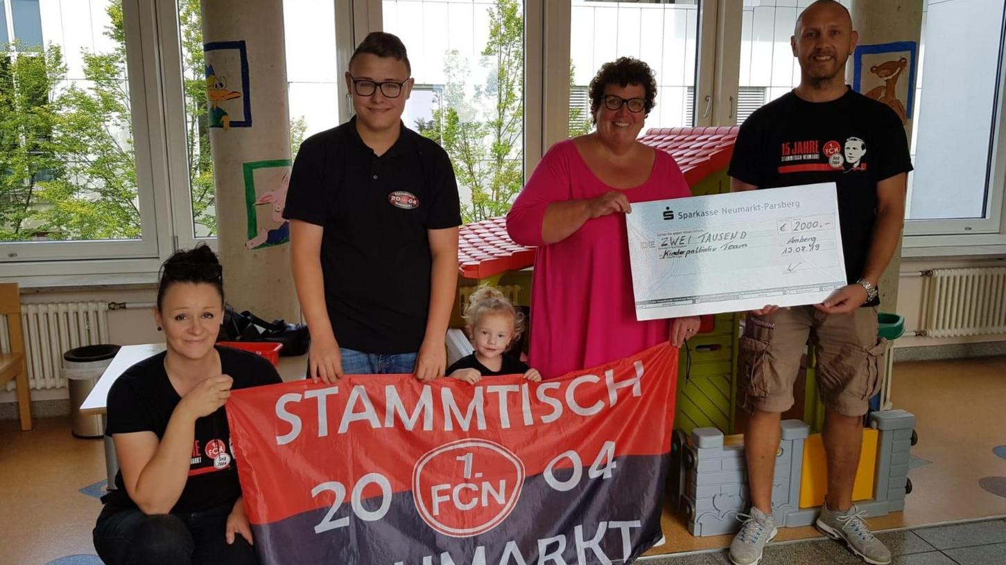 Der 1. FCN Stammtisch Neumarkt spendet 2000 Euro für das Kinderpalliativteam Ostbayern