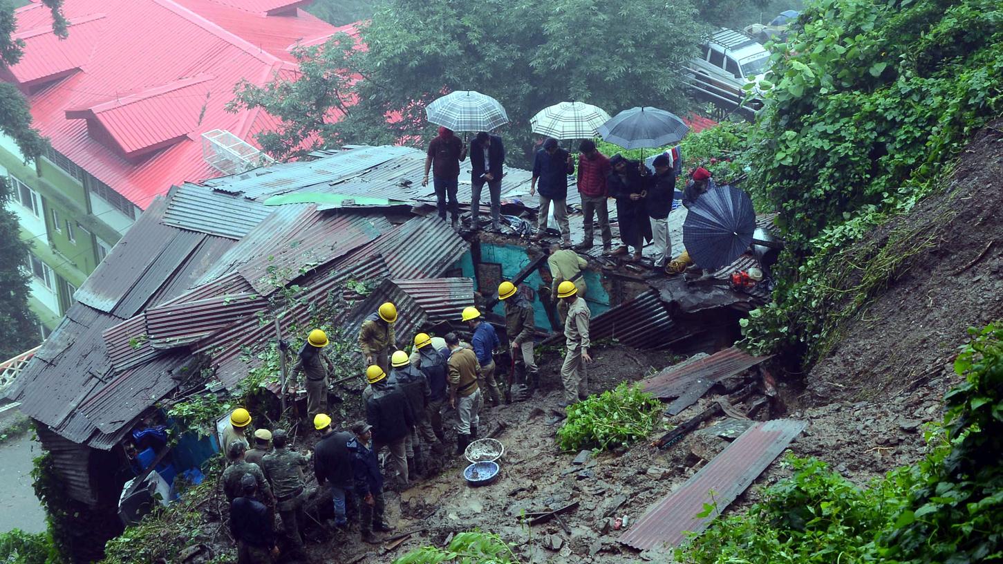 Rettungskräfte arbeiten an einer Unglücksstelle nach einem schweren Erdrutsch. Schwere Regenfälle haben in Indien seit Beginn der Monsun-Zeit im Juni bereits mehr als 1000 Menschen das Leben gekostet.