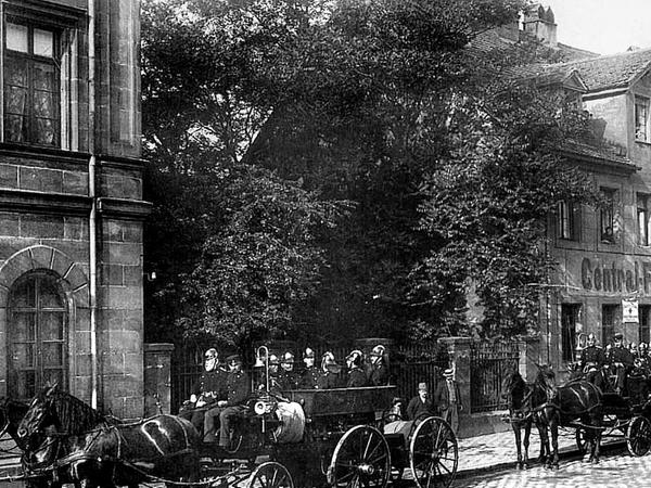 So sah es im Jahr 1899 aus, wenn der Löschzug der Central-Feuerwache ausrückte.