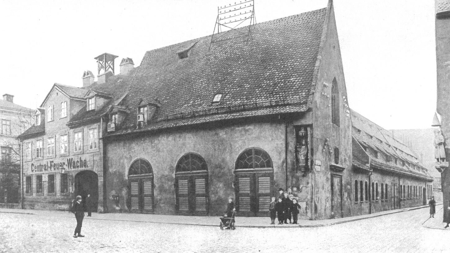 Die ehemalige Kapelle an der Ecke Kornmarkt/Kartäusergasse bekam 1874 drei große Tore, damit die Fahrzeuge der städtischen Feuerwehr gut hindurchkamen. Links neben der Fahrzeughalle wurde das neue Wachgebäude mit der Aufschrift „Central-Feuer-Wache“ errichtet.