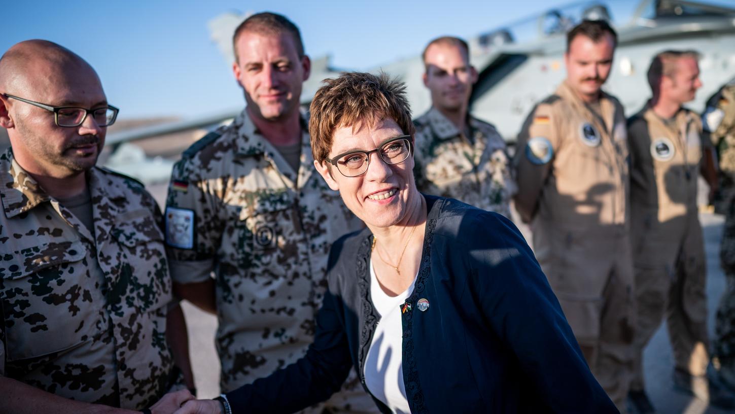 Annegret Kramp-Karrenbauer (CDU), Bundesverteidigungsministerin, spricht mit Bundeswehrsoldaten vor einem Kampfflugzeug vom Typ Tornado.