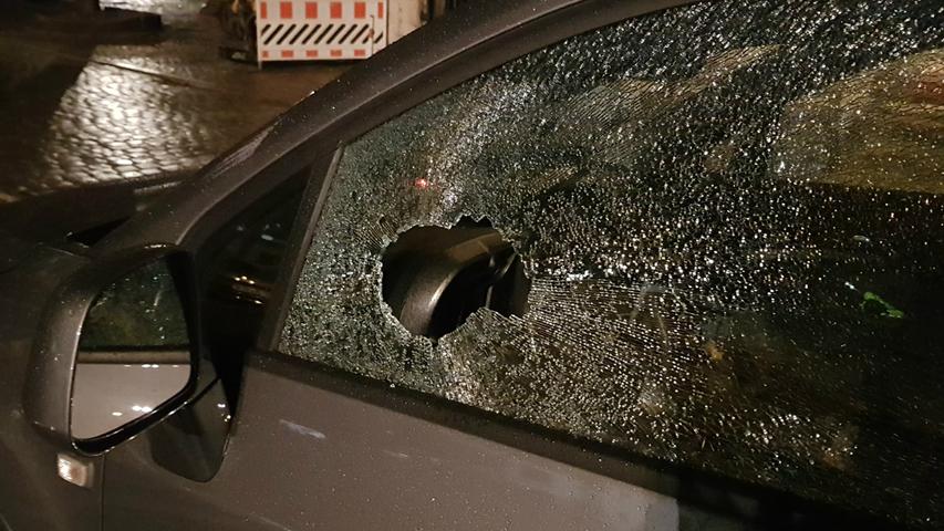 Eingeschlagene Autoscheiben: Regensburger Polizei mit Pflastersteinen attackiert