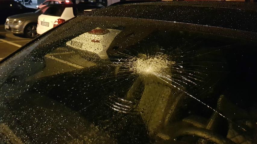 Eingeschlagene Autoscheiben: Regensburger Polizei mit Pflastersteinen attackiert