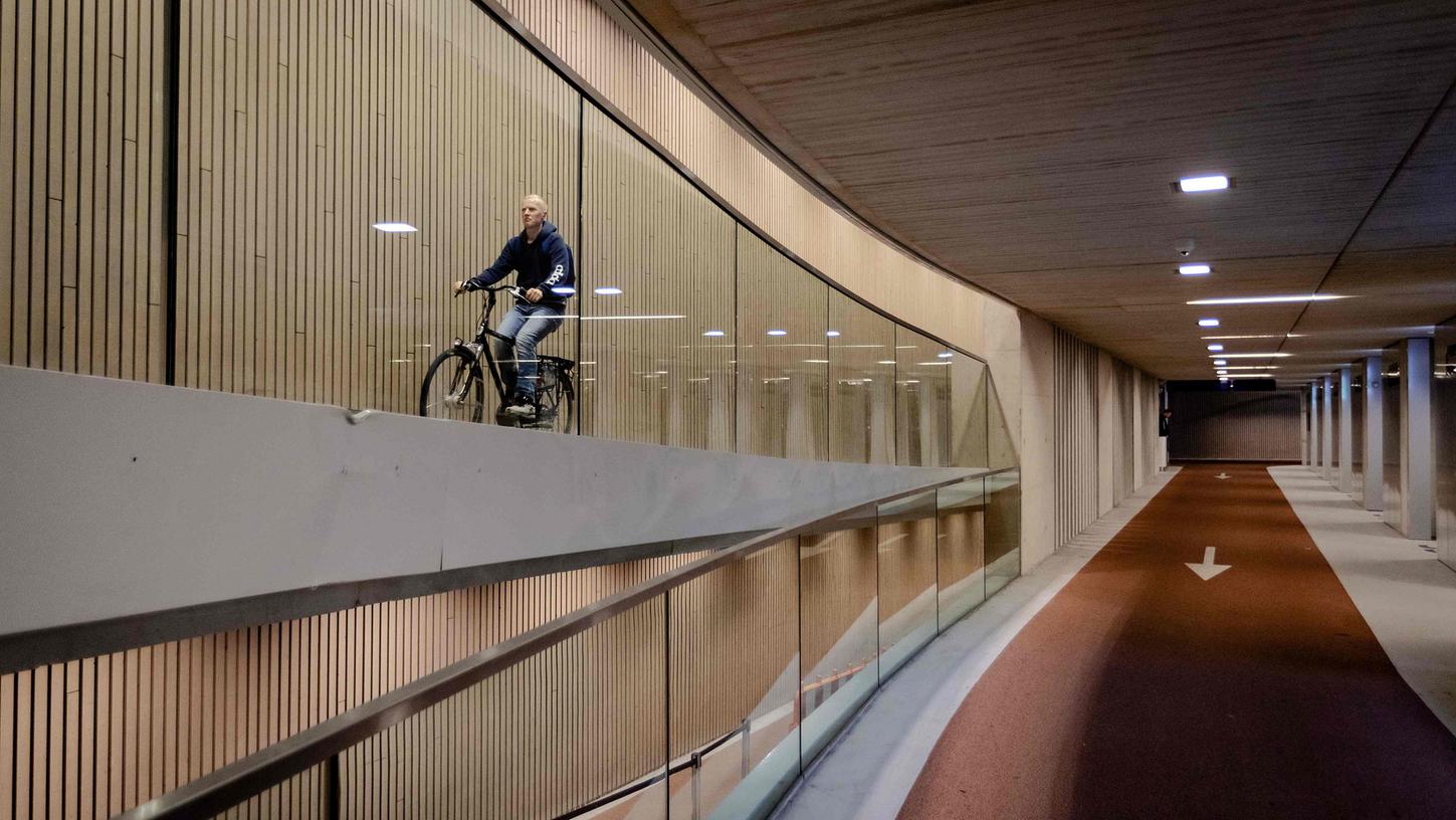 Das neu eröffnete Fahrradparkhaus soll Platz für rund 12.500 Drahtesel bieten.