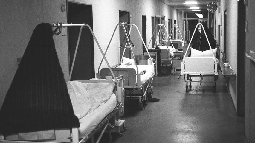 Auch in den Städtischen Krankenanstalten ist man gezwungen, Notbetten in Gänge zu stellen.  Hier geht es zum Artikel vom 24. August 1969: In einer Nacht wie jeder anderen