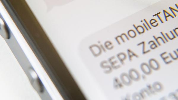 Beim Online-Banking müssen sich Kunden ab 14. September immer via Zwei-Faktor-Methode identifizieren - bankenunabhängig. Die iTan-Liste aus Papier hat damit ausgedient. Auch Kartenzahlungen im Internet müssen künftig über die Zwei-Faktor-Authentifizierung freigegeben werden