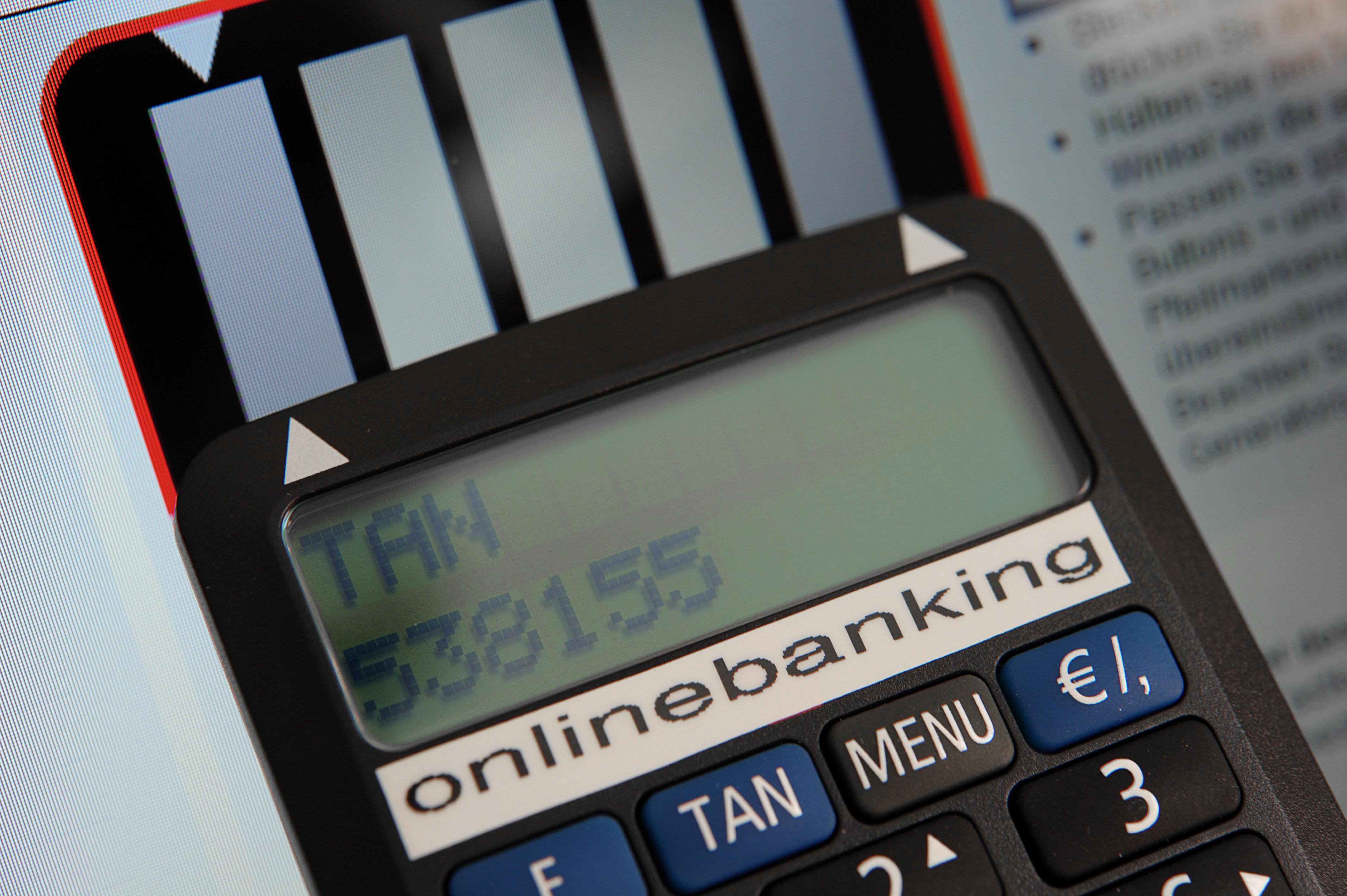 Ab September tritt die zweite europäische Zahlungsdienstrichtlinie "PSD2" in Kraft. Auf Kunden kommen dabei bedeutende Änderungen zu. Auf Konten können künftig Drittanbieter zugreifen, wenn Kunden dem zustimmen. Gemeint sind Anbieter, die die Infrastrukturen von Banken nutzen, ohne selbst solche zu betreiben, erklärt der Bankenverband.