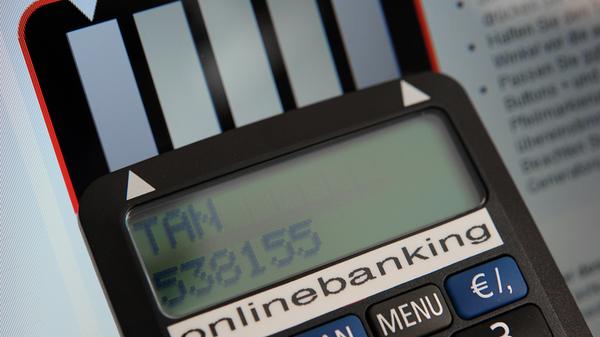 Ab September tritt die zweite europäische Zahlungsdienstrichtlinie "PSD2" in Kraft. Auf Kunden kommen dabei bedeutende Änderungen zu. Auf Konten können künftig Drittanbieter zugreifen, wenn Kunden dem zustimmen. Gemeint sind Anbieter, die die Infrastrukturen von Banken nutzen, ohne selbst solche zu betreiben, erklärt der Bankenverband.