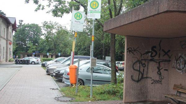 Ab 1. September verkehrt ein Schnellbus zwischen Altdorf und Lauf. Die Fahrzeit zwischen den beiden Städten beträgt etwa eine halbe Stunde. Vorgesehen sind Fahrten zu den Hauptverkehrszeiten am Morgen, Mittag und Abend. Für mehr Informationen klicken Sie hier.