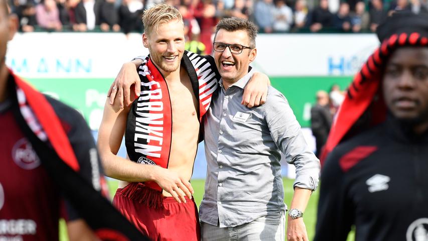 Denn: Es sollte die Aufstiegssaison des Club werden, zu der Behrens 14 Tore beisteuerte. Hier feiert Behrens zusammen mit dem damaligen Trainer Michael Köllner nach dem 3:1-Sieg Frankenderby im Fürther Ronhof.