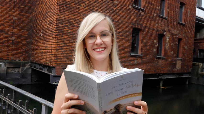 Alexandra Woite ist Frau Herz. In ihrem Podcast "Laut und Glücklich" auf Spotify macht die Forchheimerin , die bereits ein Buch geschrieben hat, anderen Mut. Auf Instagram danken ihr dafür bereits knapp 28.000 FollowerInnen.
