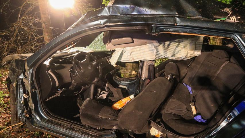 Baumstamm bohrt sich in Auto: Mann in Unterfranken schwer verletzt