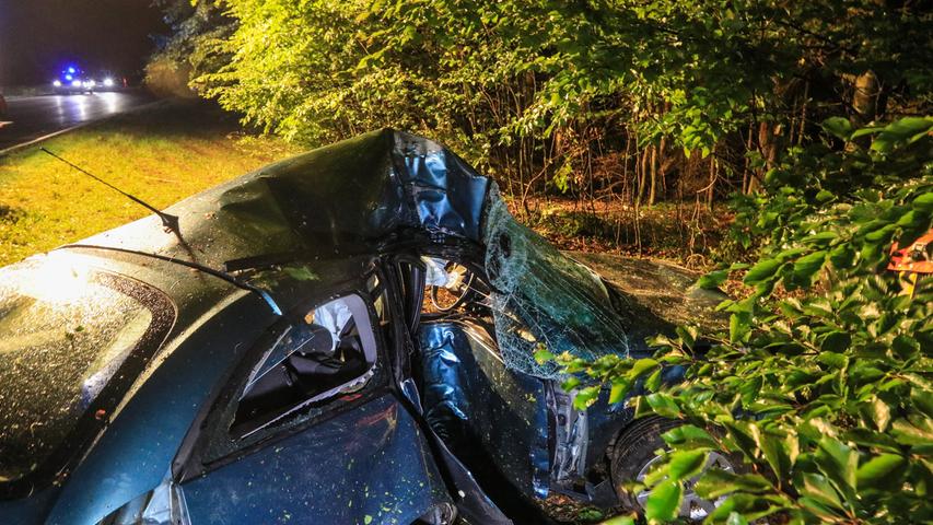 Baumstamm bohrt sich in Auto: Mann in Unterfranken schwer verletzt
