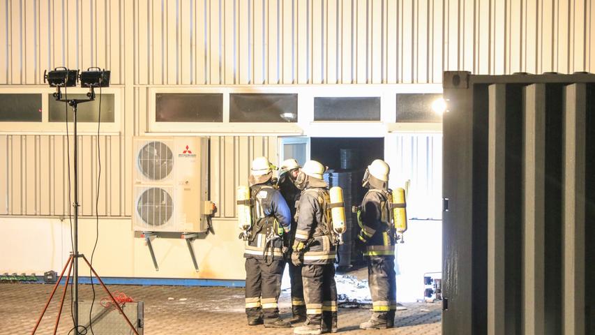 Über 100 Einsatzkräfte kämpften gegen Feuer in Firma bei Kulmbach