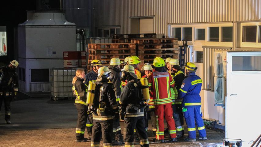 Über 100 Einsatzkräfte kämpften gegen Feuer in Firma bei Kulmbach
