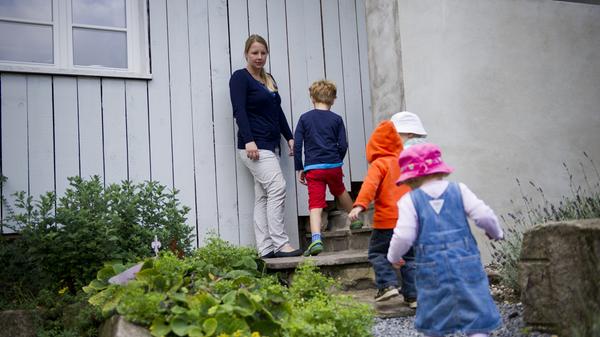 Insgesamt wurden 2006 Menschen (ab 14 Jahren) in den Monaten Mai und Juni diesen Jahres befragt. 80 Prozent gehen an die Erzieher und Erzieherinnen, sie landen damit auf Platz 6.