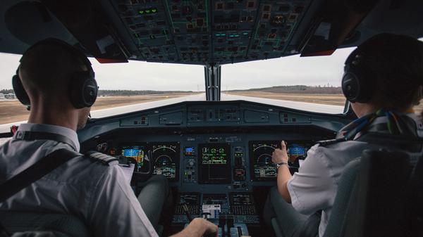 Auf dem vorletzten Platz der Top Ten landet die Berufsgruppe der Piloten und Pilotinnen mit 71 Prozent. Allgemein auf dem vorletzten Platz der Umfrage landen Mitarbeiter und Mitarbeiterinnen in Werbeagenturen mit zehn Prozent.
