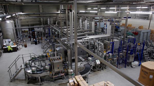 Tucher ist eine der größten Brauereien Nordbayerns, der Platzhirsch in Nürnberg allemal. Für Bierliebhaber aus der Region ist Tucher deshalb immer ein Thema für lebhafte Diskurse. Wir haben 14 Fakten zusammengetragen, die beim Diskutieren helfen... Die Nürnberger Traditionsbrauerei Tucher ist schon längst nicht mehr in fränkischen Händen. 1994 übernahm der Münchner Unternehmer Hans Inselkammer die Brauerei. Neun Jahre später verkaufte er Tucher weiter an die Dortmunder Brau und Brunnen AG. Heute gehört Tucher zur Radeberger Gruppe, die wiederum Teil des Oetker-Konzerns ist.