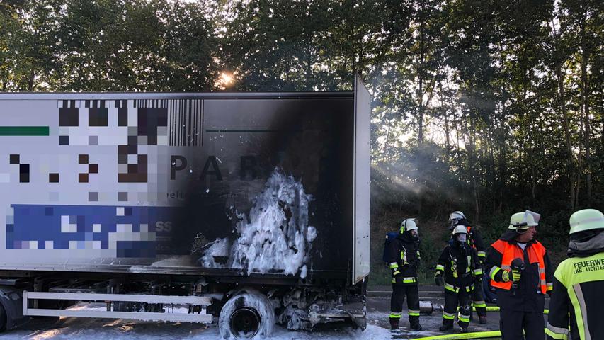 Rauchwolke über A73: Anhänger geht  auf Rastplatz in Flammen auf