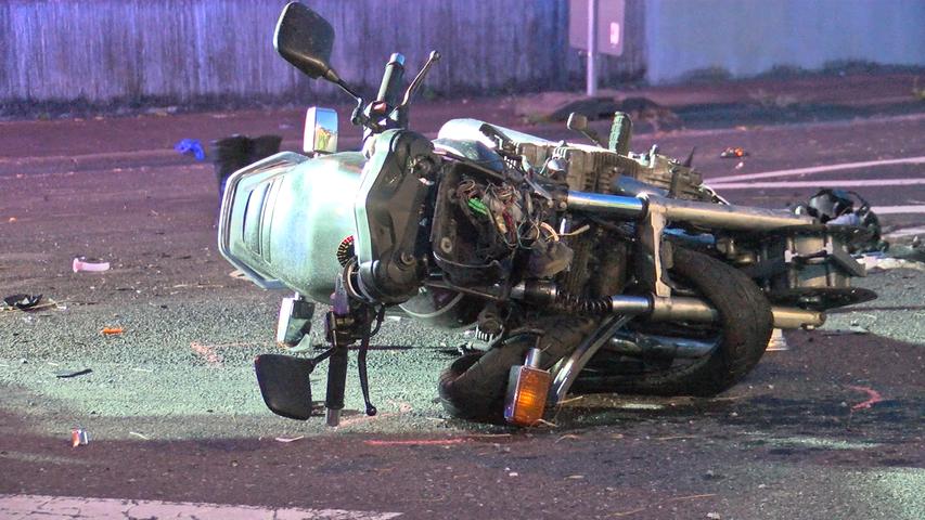 Rettungswagen kollidiert mit Motorrad: Biker lebensgefährlich verletzt