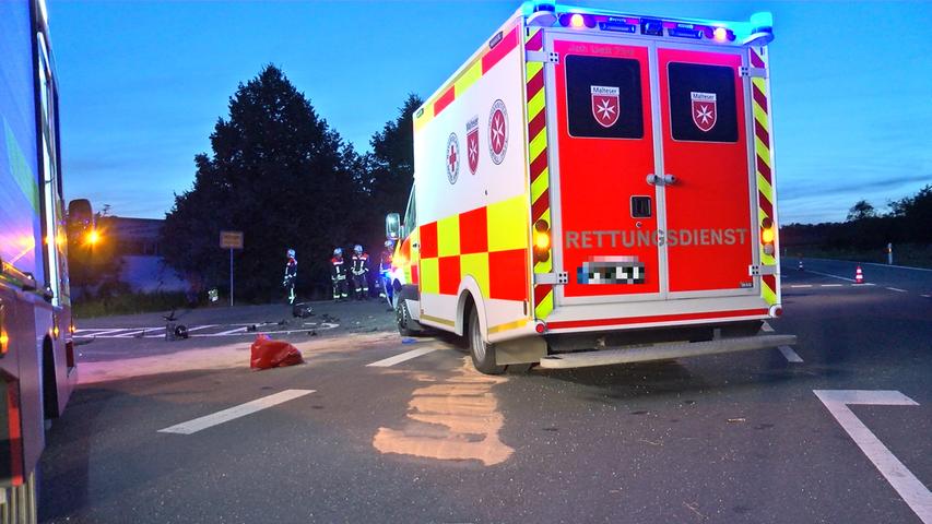 Rettungswagen kollidiert mit Motorrad: Biker lebensgefährlich verletzt