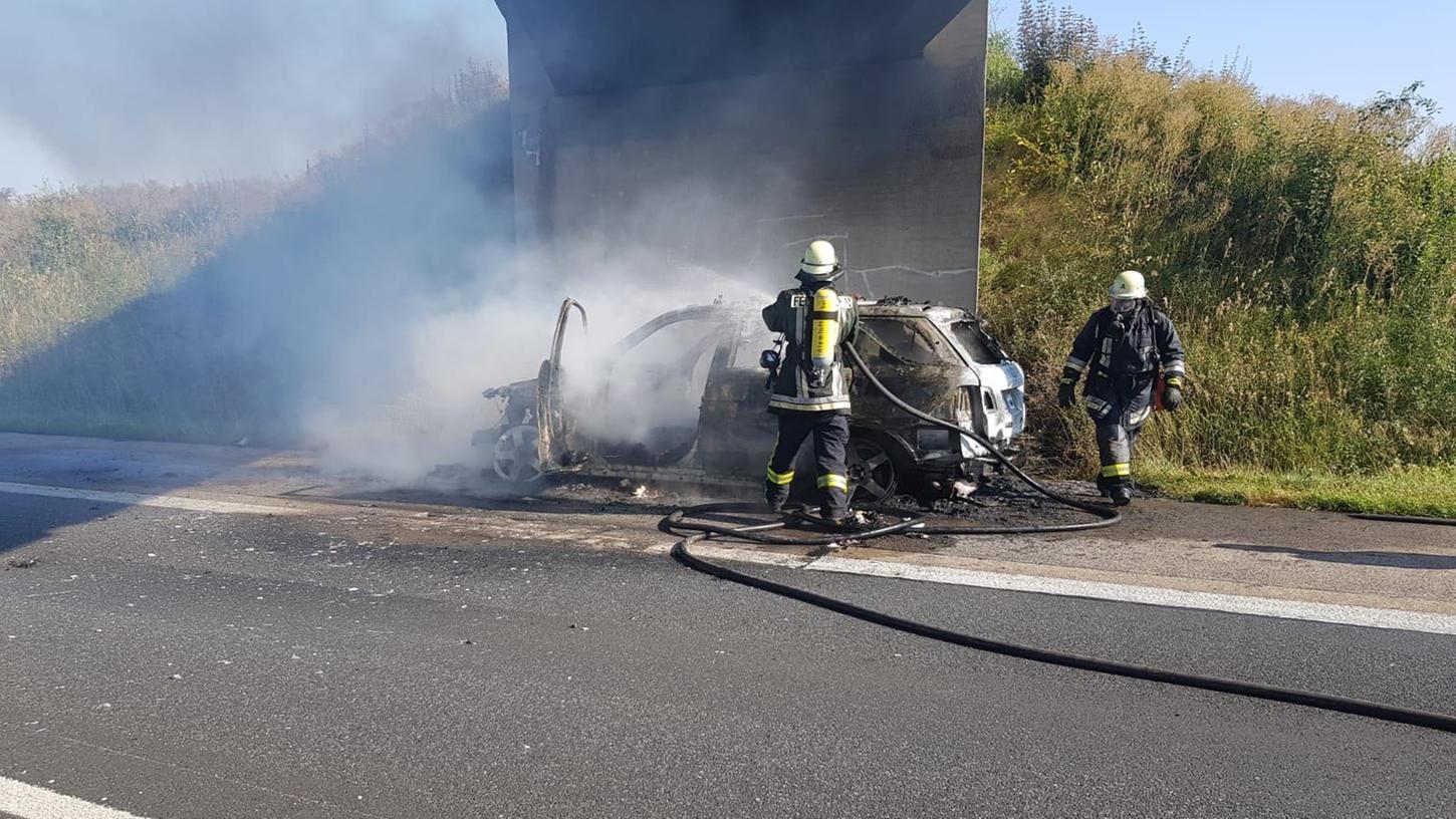 Die vierköpfige Familie konnte das brennende Auto unverletzt verlassen - der Wagen wurde allerdings komplett zerstört.