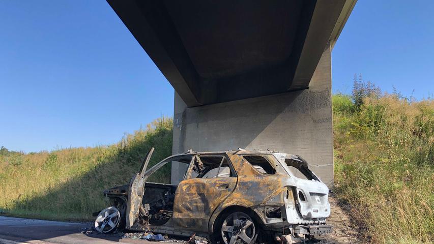 Zuerst bemerkte der Fahrer, dass Rauch aus dem Motorraum drang. Er lenkte den SUV auf den Standstreifen unter einer Brücke - kurz darauf schlugen Flammen aus der Motorhaube. Das Fahrzeug brannte komplett aus.