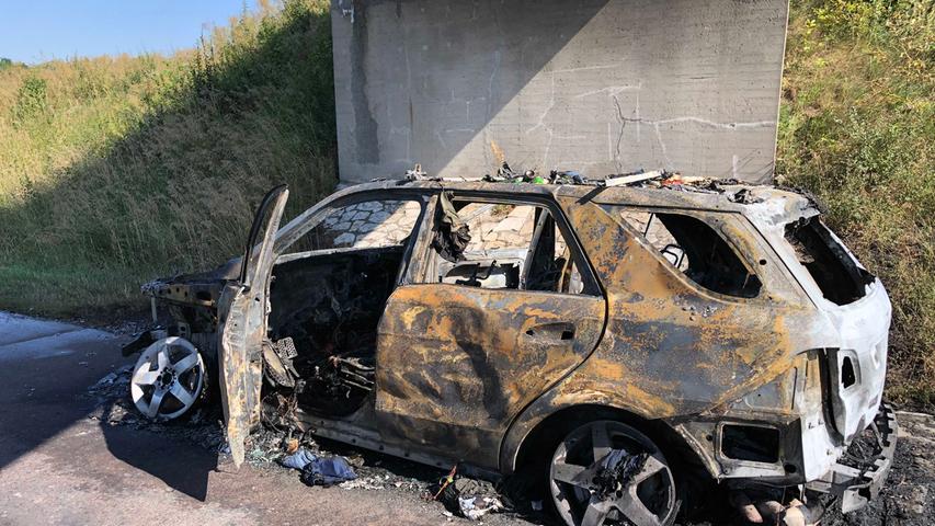 SUV brennt auf A3 aus: Autobahn wegen Brückenschäden gesperrt