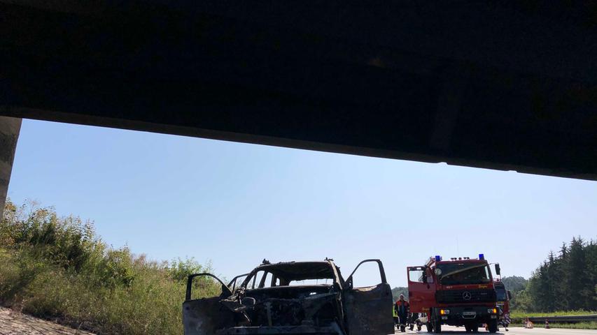 SUV brennt auf A3 aus: Autobahn wegen Brückenschäden gesperrt
