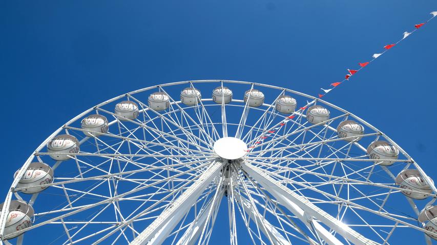 Vor diesem schönen blauen Himmel kommt das Riesenrad besonders gut zur Geltung!