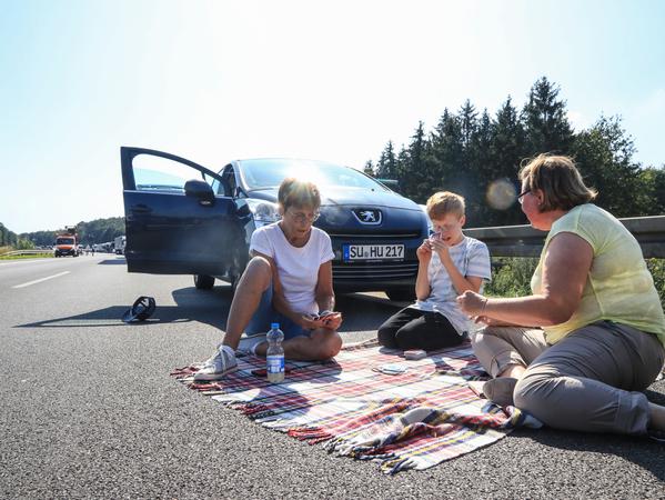 Einige Wartende nutzten die Zeit, um auf der Autobahn ihre Picknickdecke auszubreiten.