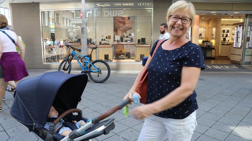 Thea Weisensen, 60 Jahre alt: "Ich will den Einzelhandel unterstützen. Ich lebe seit 36 Jahren in dieser tollen Stadt und möchte unbedingt, dass das tolle Flair in Nürnberg erhalten bleibt. Deshalb vermeide ich große Ketten und kaufe – wenn es geht – bei kleinen Geschäften ein. Selten bestelle ich auch mal etwas im Internet."