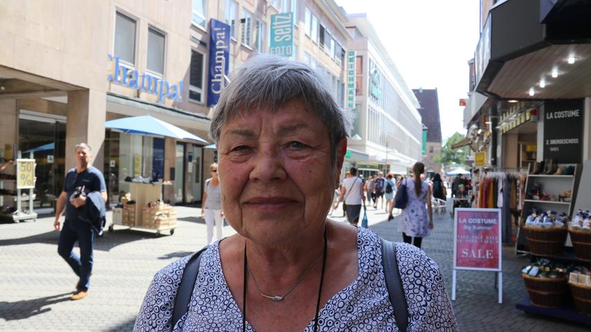 Christa Alex, 71 Jahre alt:"Ich gehe zum Einkaufen immer zum Einzelhandel. Ich habe ja genug Zeit und wohne in der Nähe. Ich mag es gerne, unter Leuten zu sein und kann in der Innenstadt sehr gemütlich einkaufen."
