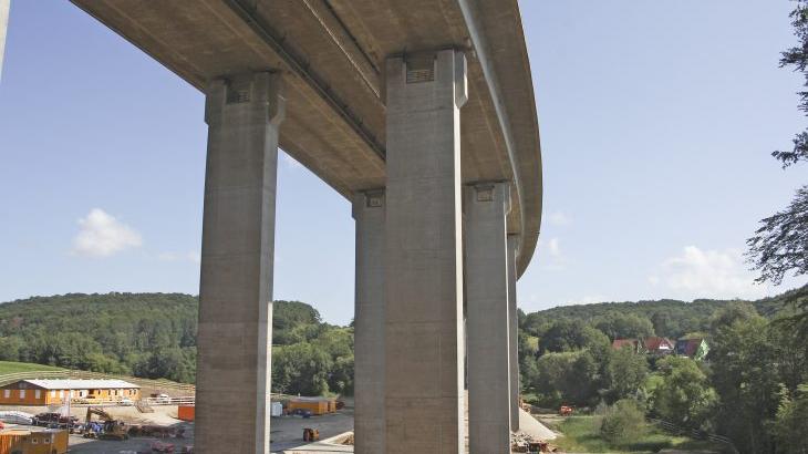 Damit Baustellenfahrzeuge direkt von der A 6 anfahren können, hat die Autobahndirektion eine Ersatzzufahrt von der Brücke hinab zur Baustelle asphaltieren lassen.