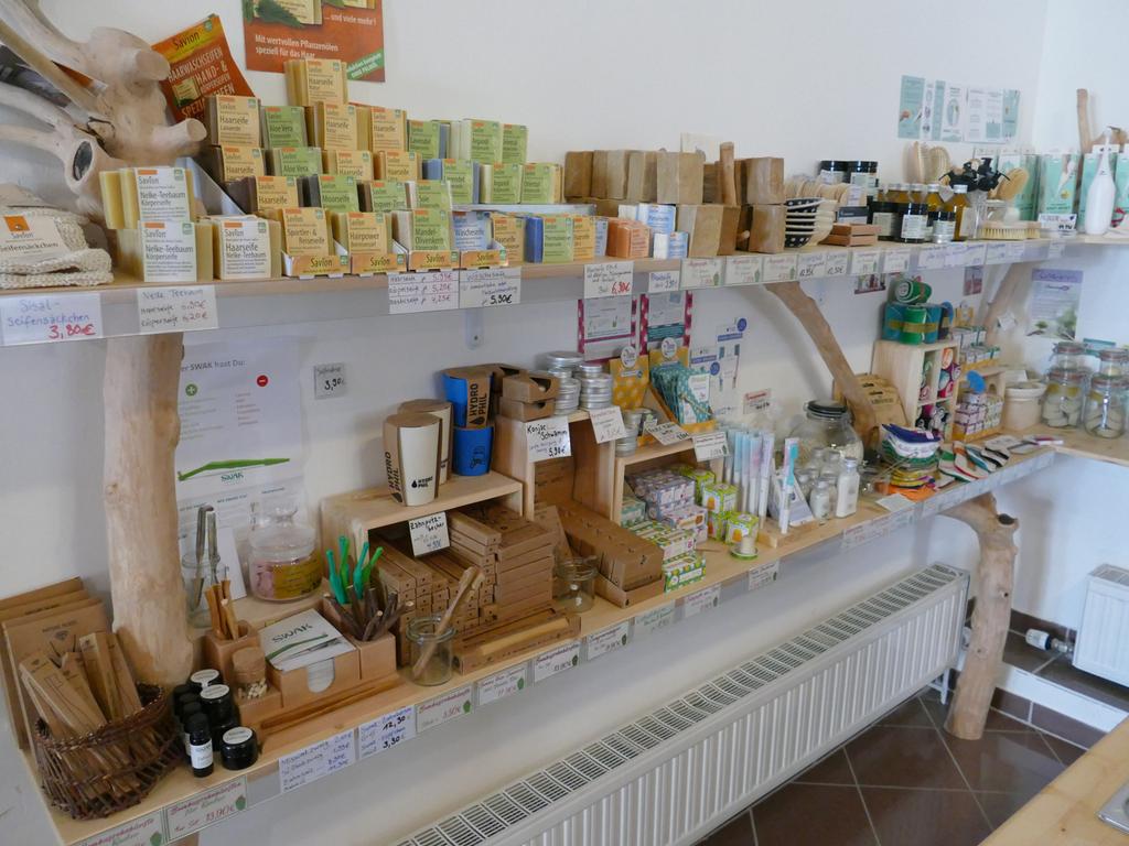 Der Bamberger Unverpackt-Laden hat nicht nur Lebensmittel zu bieten: Unter anderem befinden sich Bambus-Zahnbürsten, biologische Seifen und Bambusbecher im Angebot.