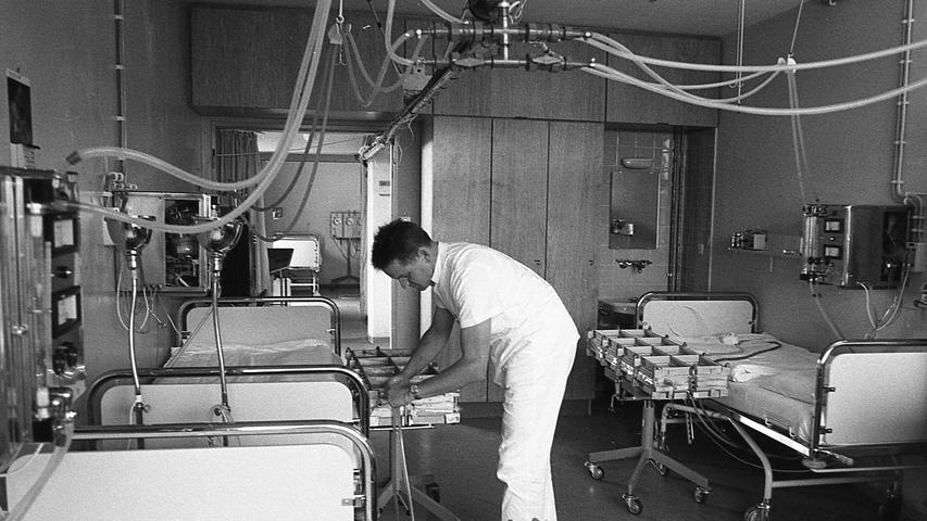 Modernste medizinische Geräte auch für Kassenpatienten: "künstliche Nieren" in der IV. Medizinischen Klinik. Jede Behandlung kostet 220 DM. Pro Patient bis über 20.000 DM im Jahr.  Hier geht es zum Artikel vom 27. August 1969: Auch Arme sterben nicht früher