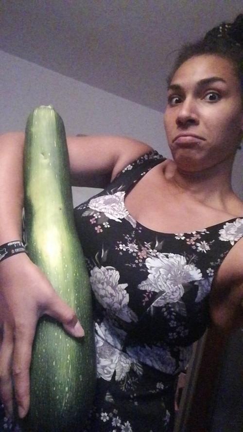 Samira Jonkergouw ist selbst komplett verblüfft von der Größe ihrer Zucchini.