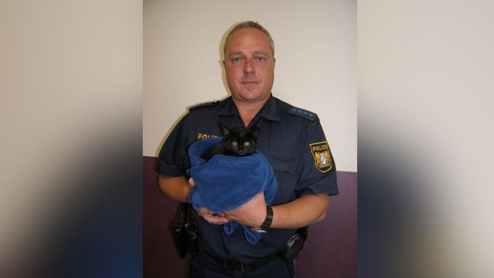 Alexander Schreindl, Polizist in Niederbayern, kümmerte sich zunächst um die kleine Katze.