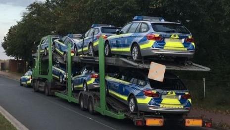 Die niedersächsische Polizei hat einen Transporter mit Dienstfahrzeugen der bayerischen Polizei gestoppt, weil er zu hoch war.