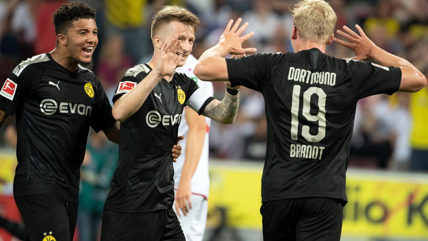 Dortmunds Jadon Sancho (von links nach rechts), Marco Reus und Julian Brandt feiern das Tor zum 1:2.