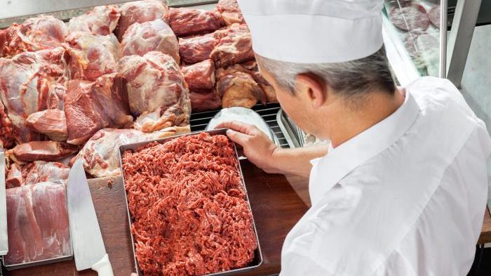 Könnten bald teurer werden: Fleisch- und Wurstwaren in ländlichen Metzgereien, aber auch in Bioläden und beim Discounter.