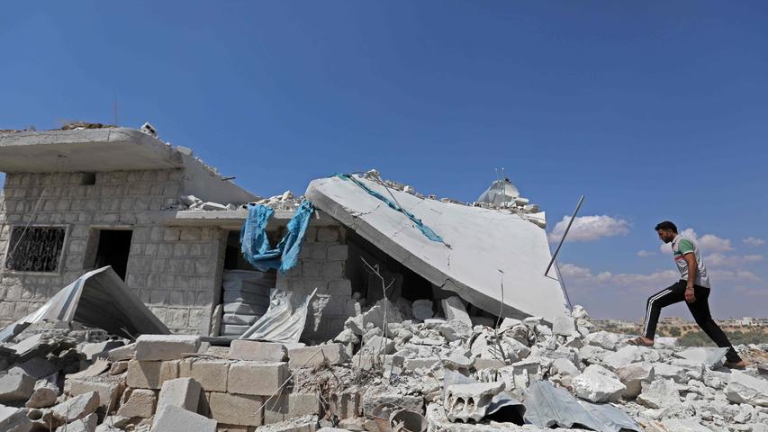 Auch, wenn es nicht mehr täglich in den Nachrichten ist: Ja, in Syrien ist noch immer Krieg. Inzwischen sogar wieder verschärft, weil die Regierung in Damaskus nun ihre Anstrengungen verschärft hat, auch die letzten noch verbliebenen Gebiete, die ihre Gegner halten, zu erobern. Die Folgen sind Tod und Zerstörung, hier in Maar Shurin.