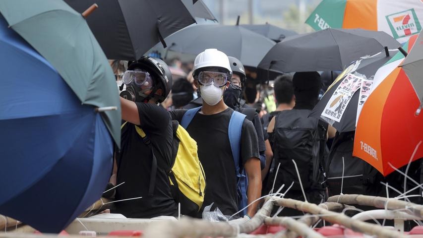 Die chinesische Regierung versucht alles, um die Menschen in Hongkong einzuschüchtern und international zu diskreditieren. Doch die Einwohner der langjährigen britischen Kolonie lassen sich nicht einschüchtern und gehen weiter für den Erhalt ihrer freiheitlichen Sonderrechte auf die Straße. Hier stehen Demonstranten an einer Barrikade aus Bambusstangen.