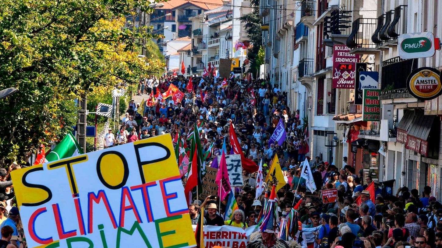 "Stop climate Crime" steht auf einem Plakat der Demonstranten.
