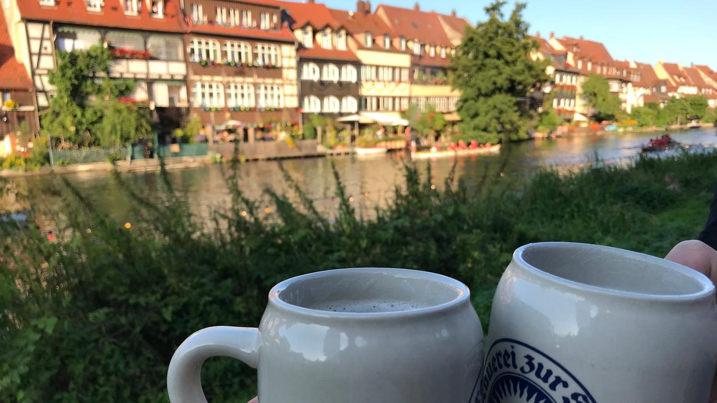 Mit einem Bier "to go" durch die Altstadt schlendern, auf der Unteren Brücke oder direkt an der Regnitz sitzen – für die vergangenen drei Wochen war das in Bamberg verboten. Ab Samstag ist es zwar wieder erlaubt, dennoch wird in Zeiten von Corona an die Vernunft der Bevölkerung appelliert. 