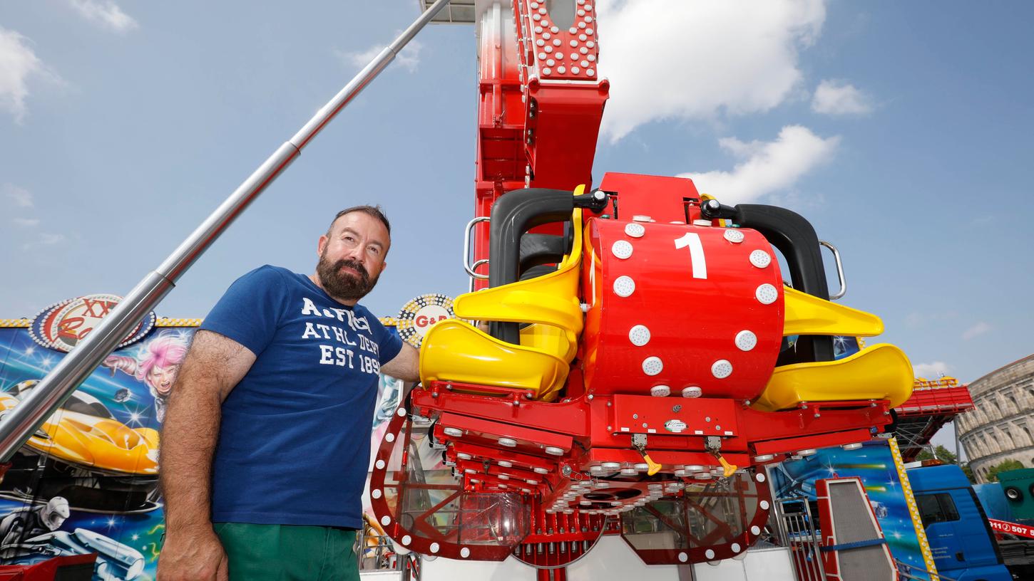 Schausteller Arnd Bergmann steht vor seinem Vertikal-Karussell "XXL Racer" auf dem Nürnberger Herbstvolksfest. Das Fahrgeschäft steht nach einem Defekt aufgrund des Unwetters am Sonntag weiterhin still.