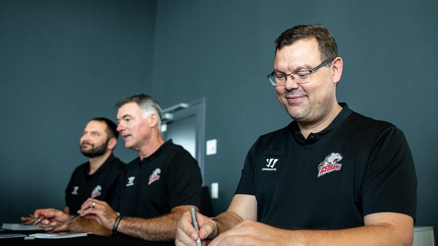 Nur noch einer übrig: André Dietzsch (von rechts) ist weder Sportdirektor noch Torwarttrainer, Kurt Kleinendorst wird wohl nicht zurückkehren. Auf die "Kompetenz" von Manuel Kofler aber will Stefan Ustorf weiterhin zurückgreifen. Nur noch einer übrig: André Dietzsch (von rechts) ist weder Sportdirektor noch Torwarttrainer, Kurt Kleinendorst wird wohl nicht zurückkehren. Auf die "Kompetenz" von Manuel Kofler aber will Stefan Ustorf weiterhin zurückgreifen.