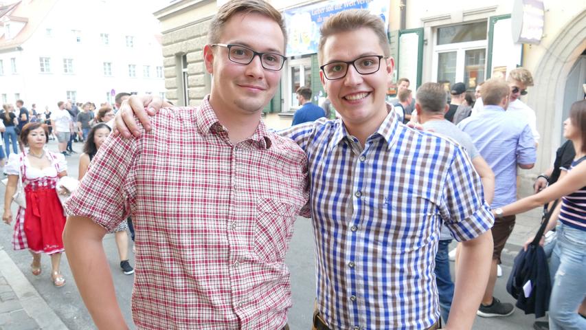 Nicolas (21) und Alex (23) studieren in Bayreuth: "Wir haben durch Freunde von der Sandkerwa erfahren und sind heute zum ersten Mal hier. Die Stimmung ist super."